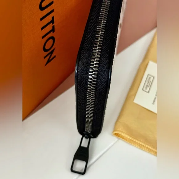 Louis Vuitton Limited Edition Zippy Wallet - Picture 6 of 12